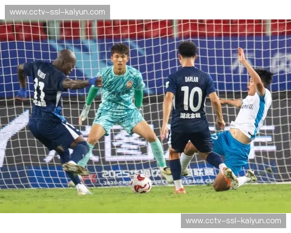 球迷团体讨论定位球战术对观赛体验影响